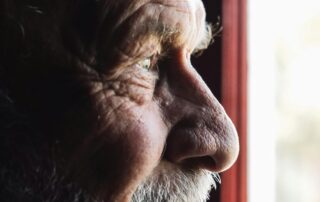 Ältere Person lächelt und ist glücklich, nachdem eine Graue Star Operation ihr Sehvermögen verbessert hat