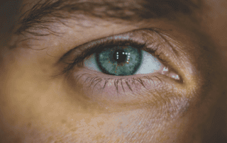 Ein Chalazion (Gerstenkorn, Hagelkorn) ist oftmals von außen am Lid nicht sichtbar, sondern nur tastbar. Die Behandlung ist kurz und relativ schmerzlos