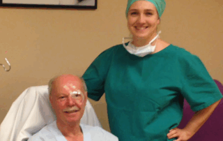 Prof. Christina Leydolt erklärt den Augenschutz nach Kataraktoperation – Augenklappe und Schutzbrille