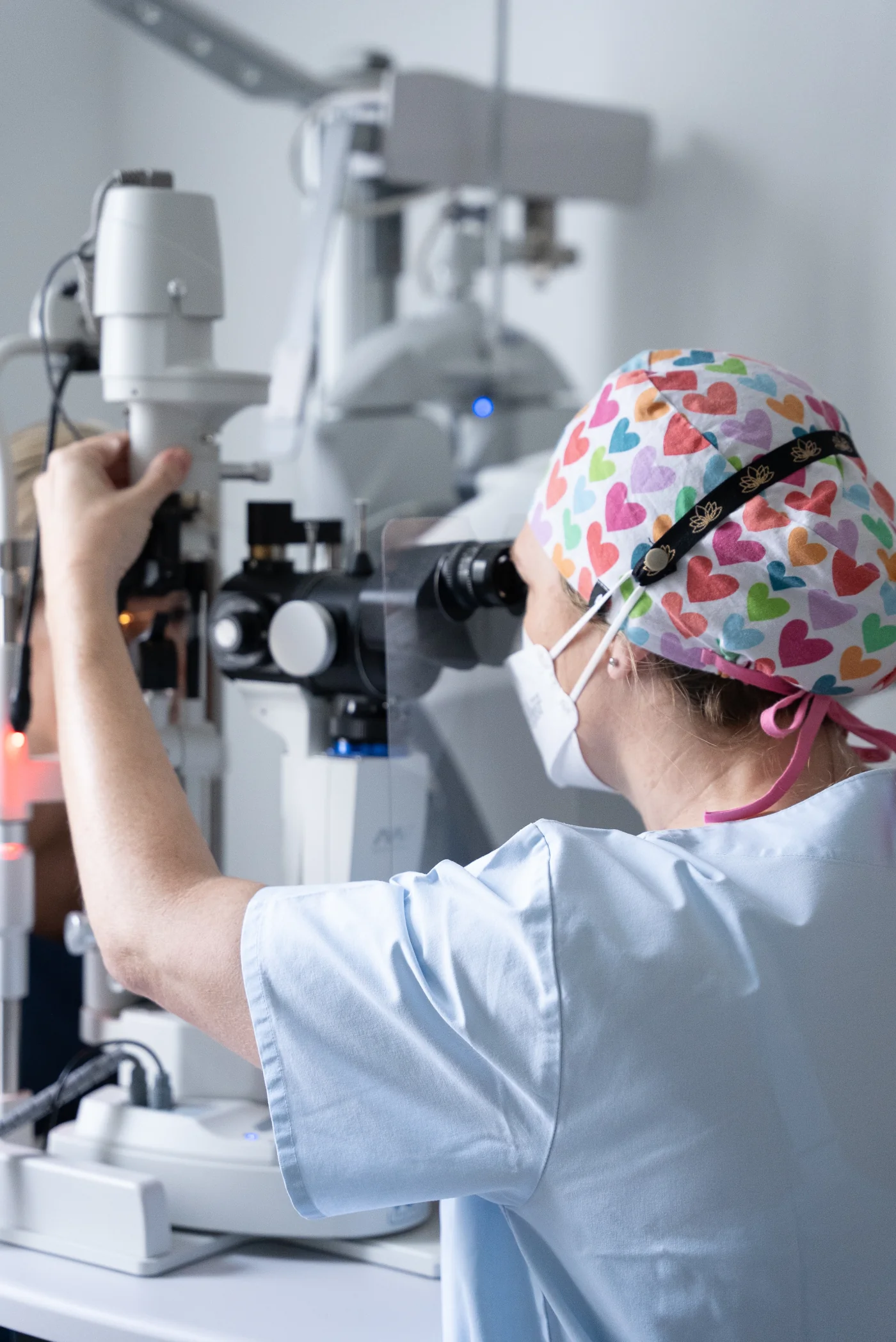 YAG Prof. Christina Leydolt führt einen Nachstar Laser durch